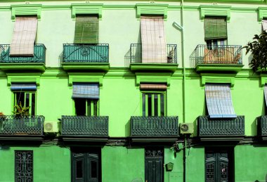 Valencia, İspanya 'daki Cabanyal mahallesindeki eski binaların renkli cepheleri.