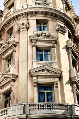 Baharda Madrid sokaklarında klasik sokak lambasıyla eski renkli ve güzel cepheler..