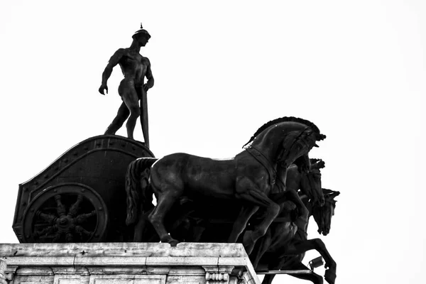 Belle Statue Quadriga Sur Toit Bâtiment Madrid — Photo