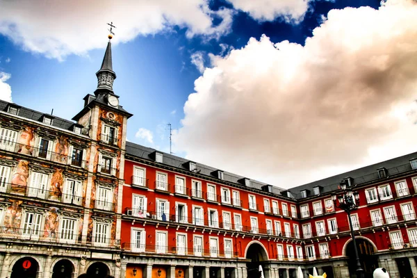 Madrid 'in güzel meydanı Plaza Mayor denilen güneşli bir bahar gününde görkemli cepheleriyle