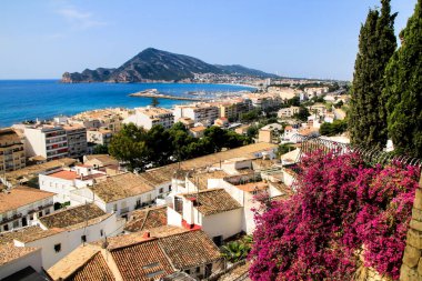 İlkbaharda Altea köyü ve Akdeniz 'in güzel panoramik manzarası