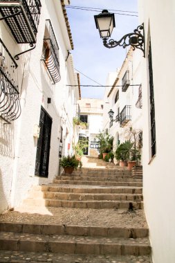 Altea Köyü, Alicante, İspanya 'da dar sokaklar ve güzel beyazlatılmış cepheler