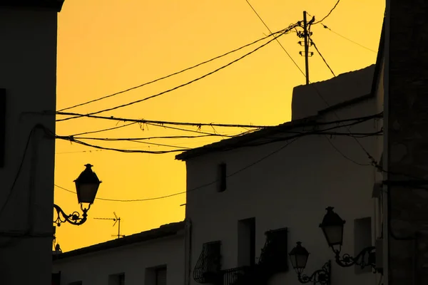 Yazın Altea Alicante Spanya Evler Sokak Lambası Siluetleri Ile Turuncu — Stok fotoğraf