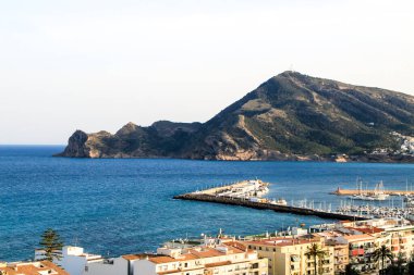İlkbaharda Altea köyü ve Akdeniz 'in güzel panoramik manzarası