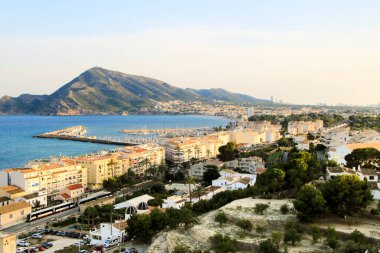 İlkbaharda Altea köyü ve Akdeniz 'in güzel panoramik manzarası