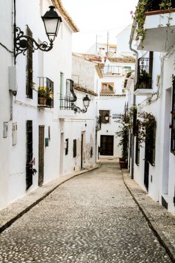 Altea Köyü, Alicante, İspanya 'da dar sokaklar ve güzel beyazlatılmış cepheler