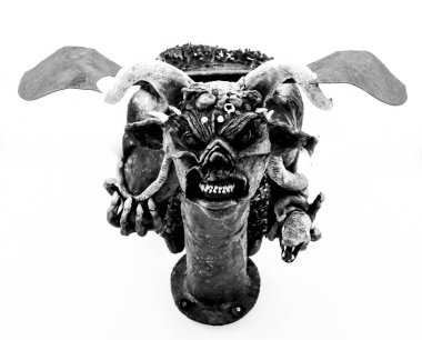 İspanya, Alicante 'deki Altea köyünde dekoratif seramik canavarla yüz yüze.