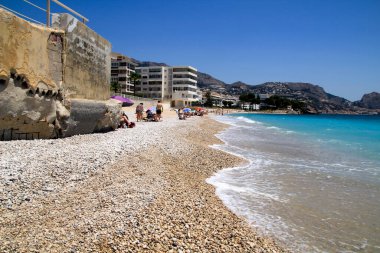 Güzel Cap Negret plajı güneşli bir bahar gününde Altea, Alicante, İspanya