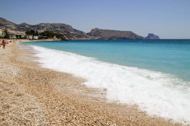 Güzel Cap Negret plajı güneşli bir bahar gününde Altea, Alicante, İspanya