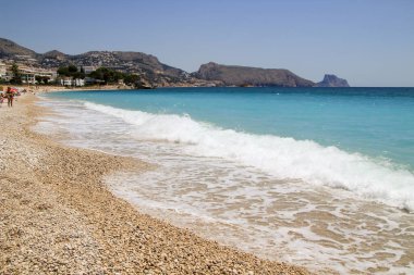 Güzel Cap Negret plajı güneşli bir bahar gününde Altea, Alicante, İspanya