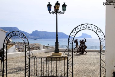 Altea, Alicante, İspanya - 12 Haziran 2021: Antoni Miro 'nun Erotica Grecca adlı heykeli, Altea köyündeki Portal Viejo bakış açısında sergilenmektedir.