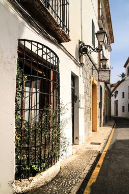 Altea, Alicante, İspanya - 12 Haziran 2021: Dar sokaklar ve tipik beyazlatılmış cepheler Altea köyü, Alicante, İspanya