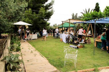 Elche, Alicante, İspanya - 20 Haziran 2021: Ekolojik, ikinci el ve sürdürülebilir pazar Elche kırsal kesiminde düzenlendi