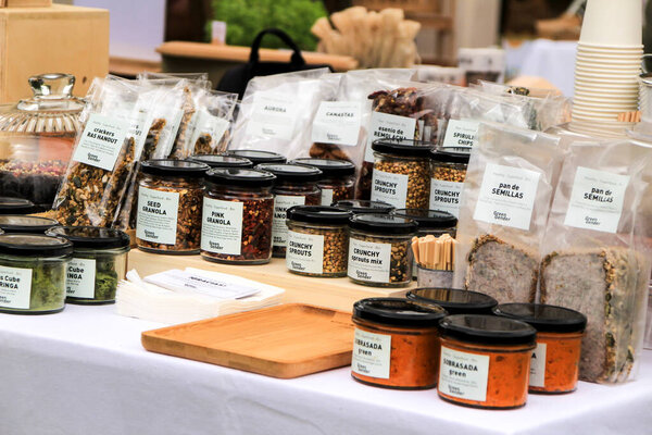 Эльче, Аликанте, Испания - 20 июня 2021: Свежие продукты для продажи на экологическом и устойчивом рынке в сельской местности Эльче