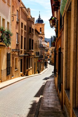 İspanya 'nın Castilla la la Mancha kasabasındaki Jorquera köyünde dar sokaklar ve eski cepheler