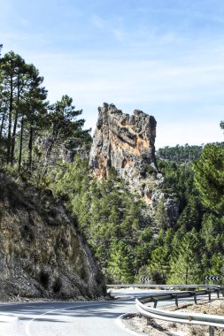 Sierra del Segura, Albacete, İspanya 'da dağlar ve çam ormanları arasındaki yol.
