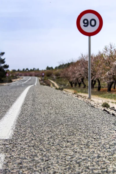 Μοναχικός Δρόμος Πινακίδα Ταχύτητας Στην Ισπανία — Φωτογραφία Αρχείου