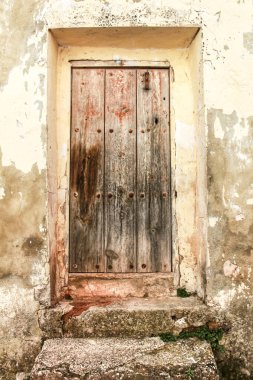 Villanueva de Los Infantes köyünde demir işlemeli eski ahşap kapı, İspanya