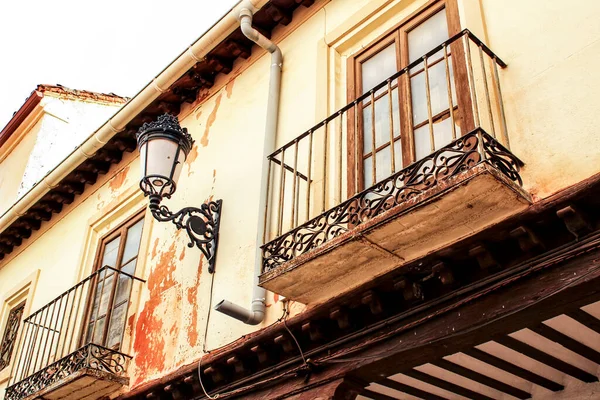 Ancienne Façade Majestueuse Lampadaire Dans Petit Village Communauté Castilla Mancha — Photo