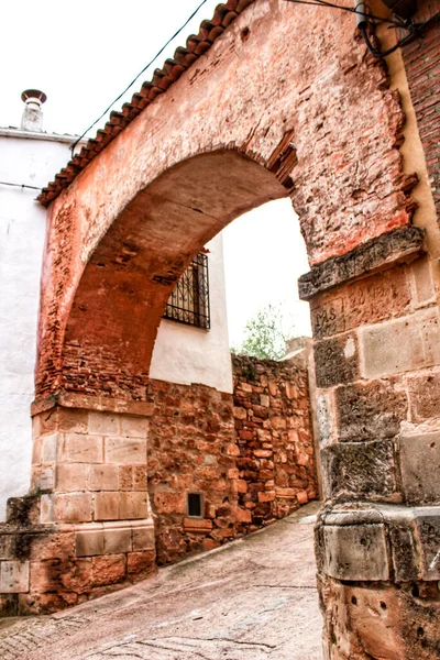 西班牙Castile Mancha社区Alcaraz有文艺复兴风格房屋和雕刻门面的狭窄街道 — 图库照片