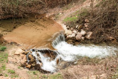 El Salto del Caballo adlı şelale ve Alcaraz nehri Los Batanes, Alcaraz, Albacete, İspanya