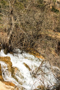 Cabriel Nehri kristal berrak sularla çevrili ve İspanya 'nın Albacete dağlarında yeşil bitki örtüsüyle çevrili.