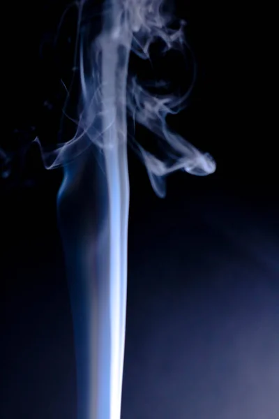香果在黑色背景上喷出美丽的烟雾 — 图库照片