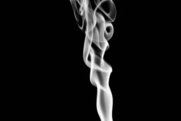 香果在黑色背景上喷出美丽的烟雾 — 图库照片