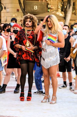 Elche, Alicante, İspanya - 28 Haziran 2021: İspanya 'nın Alicante kentindeki Belediye Meydanı' nda düzenlenen Gay Onur Günü ilanına katılan insanlar.