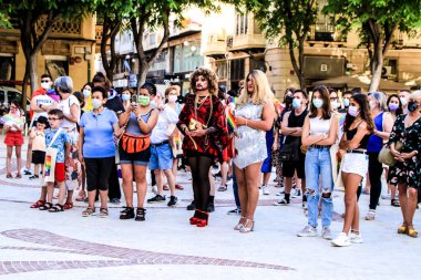 Elche, Alicante, İspanya - 28 Haziran 2021: İspanya 'nın Alicante kentindeki Belediye Meydanı' nda düzenlenen Gay Onur Günü ilanına katılan insanlar.