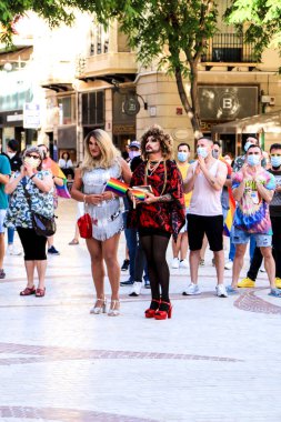 Elche, Alicante, İspanya - 28 Haziran 2021: İspanya 'nın Alicante kentindeki Belediye Meydanı' nda düzenlenen Gay Onur Günü ilanına katılan insanlar.