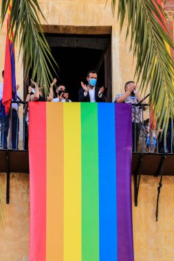 Elche, İspanya - 28 Haziran 2018: Elche belediye binasında Gay Onur Günü Bildirgesi 'ne katılan politikacılar