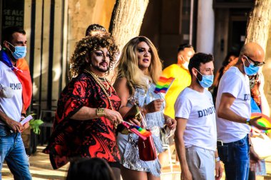 Elche, Alicante, İspanya - 28 Haziran 2021: İspanya 'nın Alicante kentindeki Belediye Meydanı' nda düzenlenen Gay Onur Günü ilanına katılan insanlar.