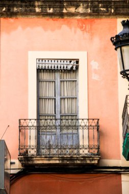 İspanya 'nın Alicante şehrinde eski renkli ve görkemli bir vintage cephe.