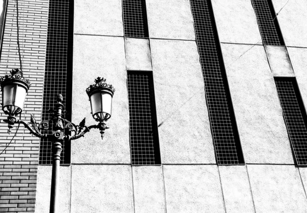 Moderne Fassade Mit Metallgittern Und Alten Straßenlaternen Alicante Spanien — Stockfoto