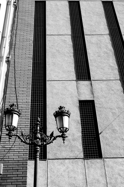 Moderne Fassade Mit Metallgittern Und Alten Straßenlaternen Alicante Spanien — Stockfoto