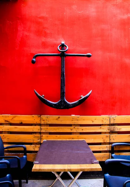 Черный Ананас Красной Стене Украшающей Террасу Бара Аликанте Испания — стоковое фото