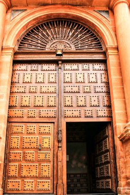 Villanueva de los Infantes, Ciudad Gayrimenkul, İspanya 'da görkemli bir evde oyulmuş taş ve klasik ahşap bir kapıdan yapılmış eski taş cephe..