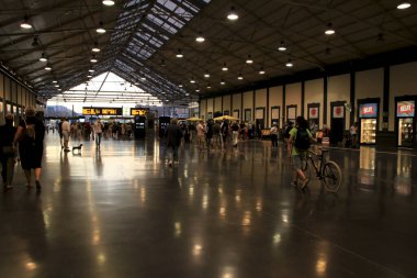 Alicante, İspanya - 26 Haziran 2021: Alicante tren istasyonunda bavullarla yürüyen yolcular