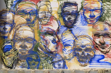 Elche, Alicante, İspanya - 27 Şubat 2021: Elche, Alicante, İspanya 'da terk edilmiş bir fabrikanın taş duvarına güzel ve renkli graffiti