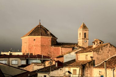 Gün doğumunda Alborea köyünün panoramisi. Arka plandaki eski kilise.