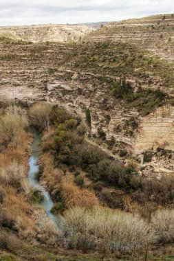 Bitki örtüsü ve dağ manzarası arasındaki Jucar Nehri