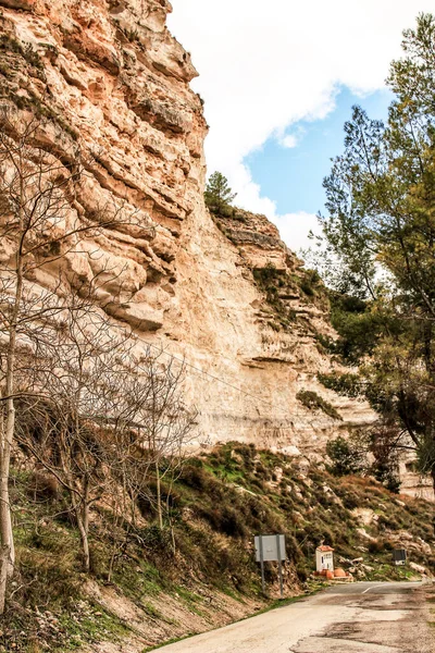 Σπήλαια Σπίτια Στο Χωριό Jorquera Οροσειρά Στην Καστίλη Μάντσα Ισπανία — Φωτογραφία Αρχείου