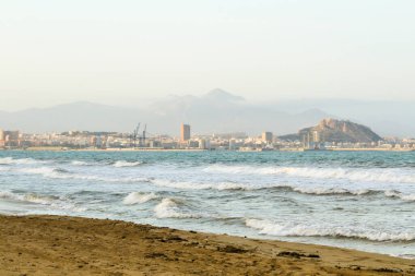 Yazın Urbanova sahilinden Alicante sahilinin manzarası