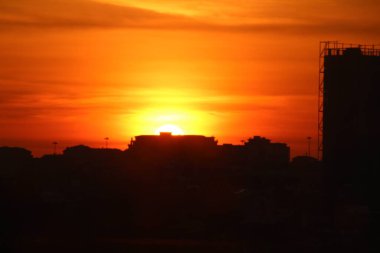 Lizbon, Portekiz 'deki binaların siluetleriyle renkli ve turuncu gün batımı