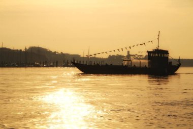 Günbatımında Porto 'daki Douro Nehri' ni geçen Rabelos adlı tipik Portekizli tekneler.
