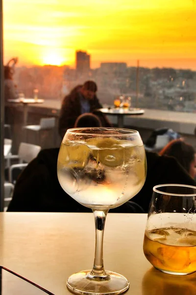 Bicchieri Gin Tonic Sul Tavolo Spagna Tramonto Una Terrazza Sul — Foto Stock