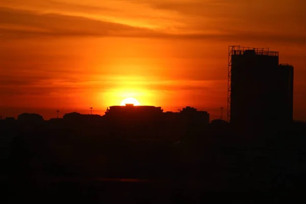 Färgglad Och Orange Solnedgång Med Siluetter Byggnader Lissabon Portugal — Stockfoto