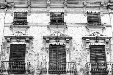 Güneşli bir bahar gününde Caravaca de La Cruz, Murcia, İspanya 'da renkli ve görkemli bir eski ev cephesi