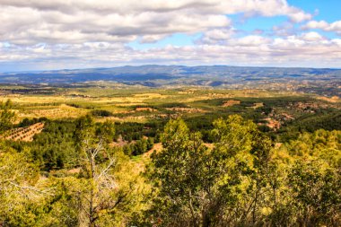 İspanya, Valencia 'daki Utiel Requena Sierra' sının baharda bulutlu gökyüzü altında manzarası